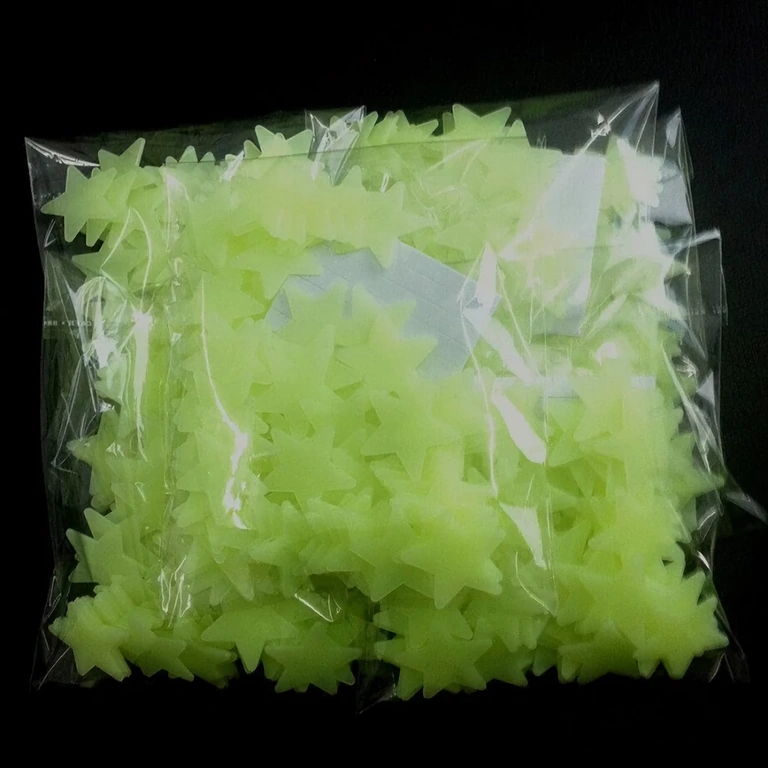 Laste toa lae dekoratsioon valgustuvate tähtedega Kaunistused laste toas fosforesseeruvate tähtedega