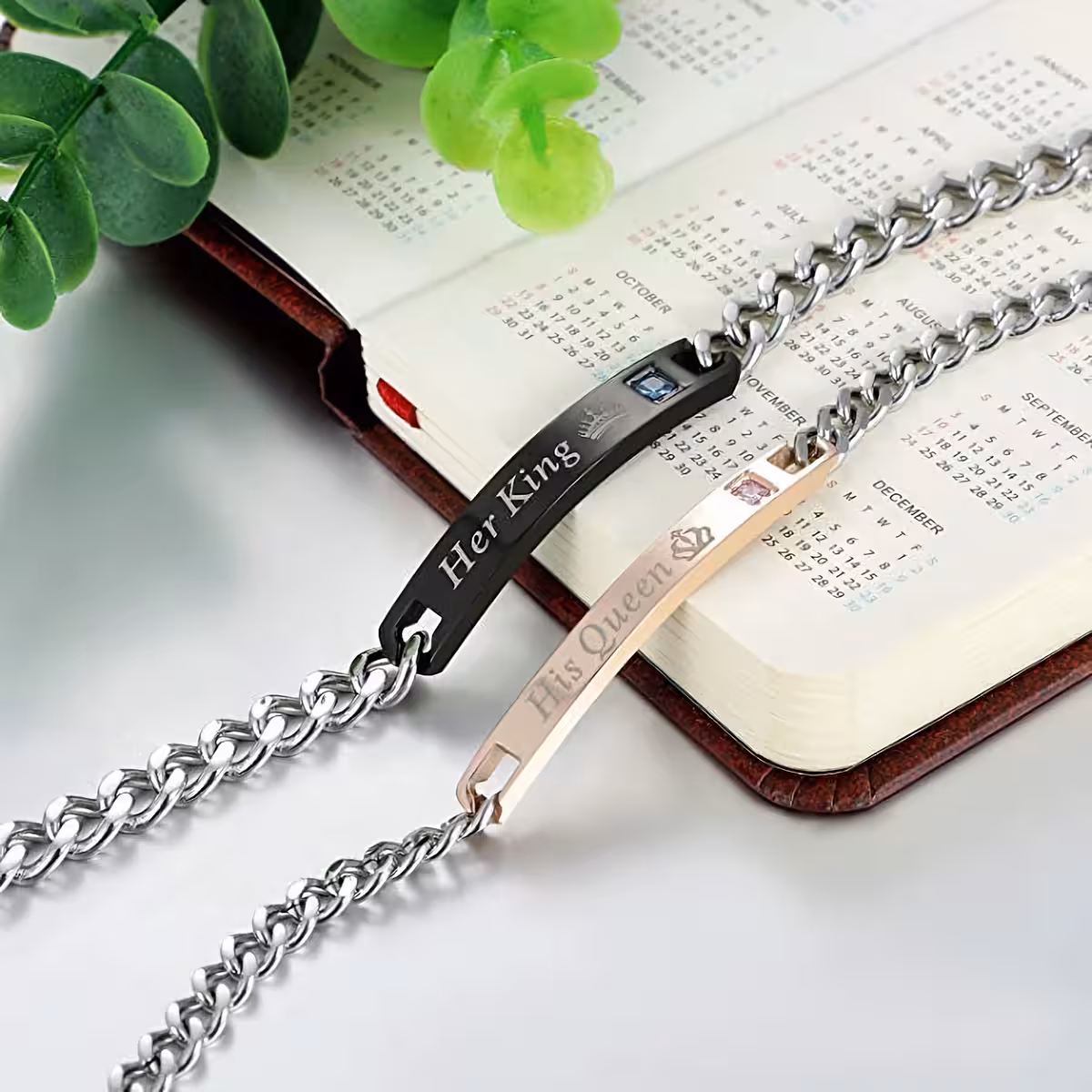 Romantiline kingitus paaridele, käevõrud "Her King" ja "His Queen" komplekt