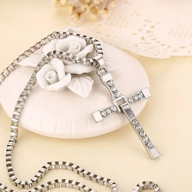 Auto ja linnastiilne aksessuaar – rist sünteetiliste kividega