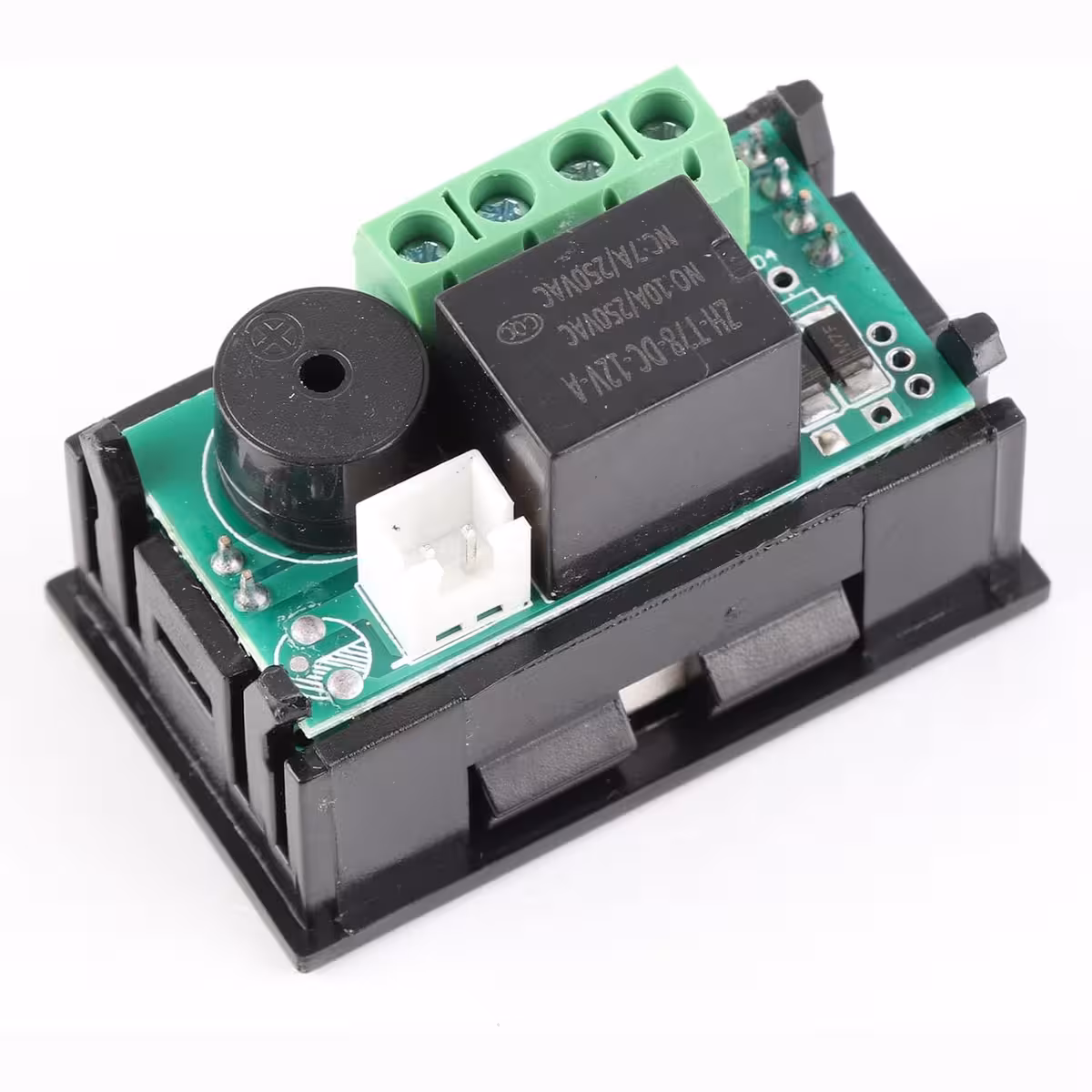 Relee väljund, et juhtida kütteseadme või ventilaatori töölepanekut