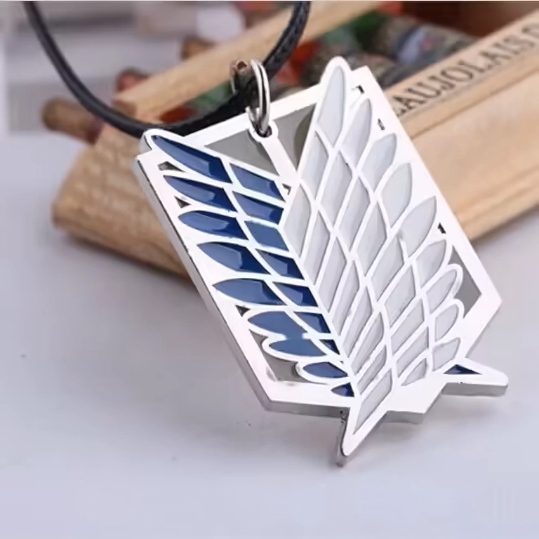 Anime kaelakee Attack on Titan hõbedase ripatsiga