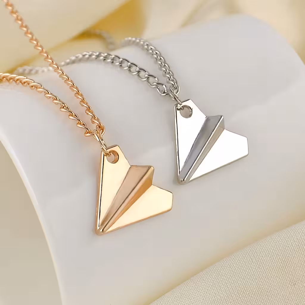 Riipus lennukiga ja ketiga – Harry Styles / One Direction stiilis ripats fännidele