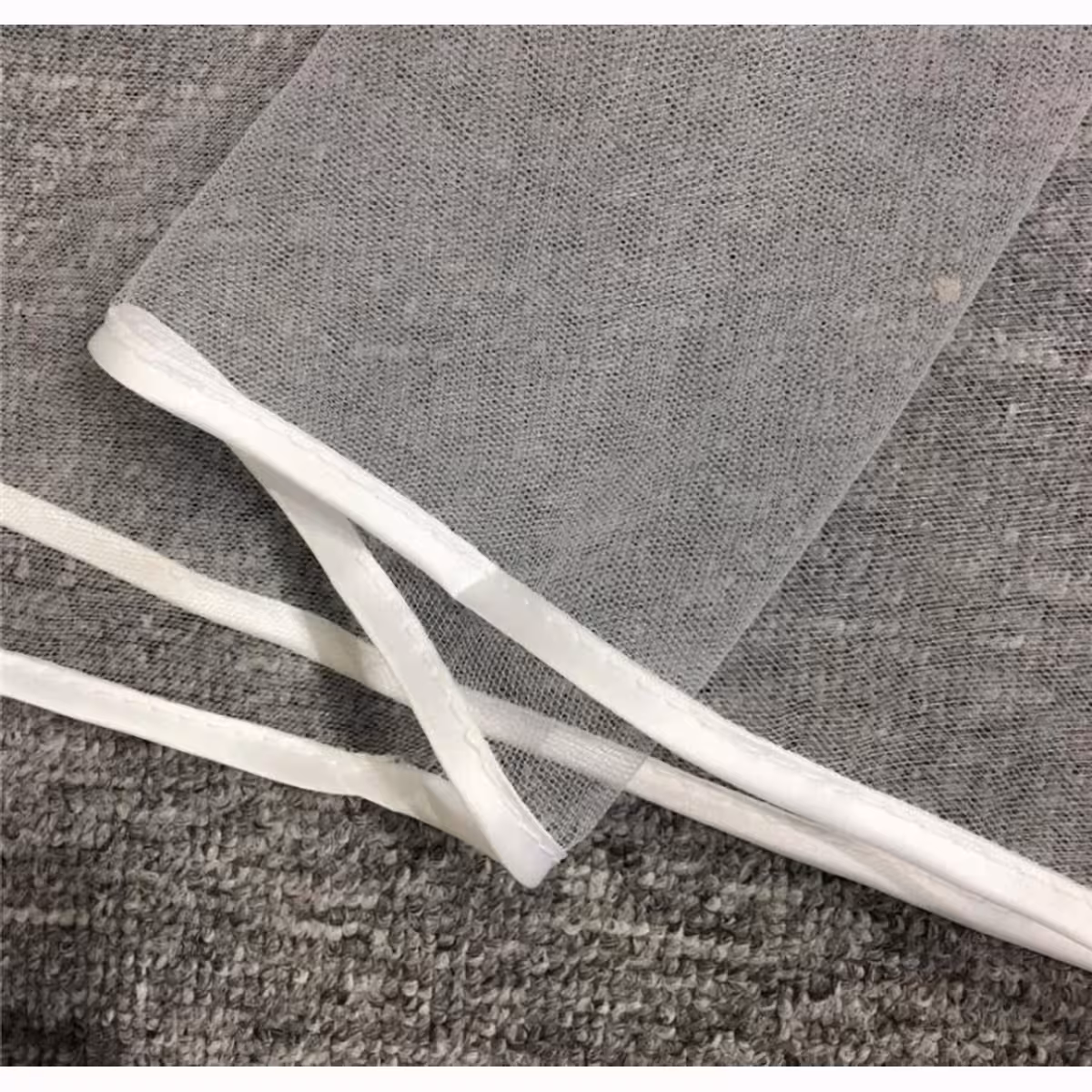 Valge õhuke tüllavaat tugevdustega servades