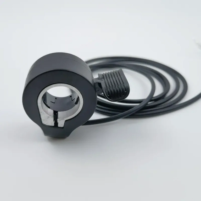 Elektrilise tõukeratta juhtrauale gaasikangi käepide Ergonoomiline gaasikäepide täpseks juhtimiseks elektritõukerattal