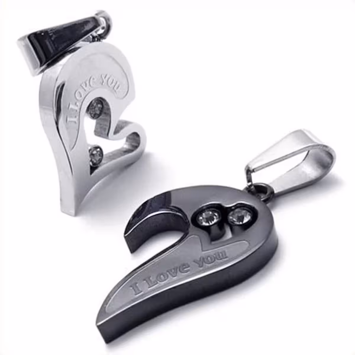 Kaks südamekujulist ripatsit armastatud paaridele