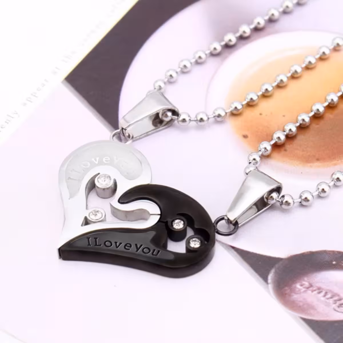 Südamekujulised kaelaketid, ideaalne kingitus paaridele