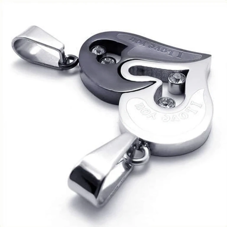 Hõbedased ja mustad südamepandandid paaridele Südamekujulised ripatsid hõbedases ja mustas värvitoonis paaridele