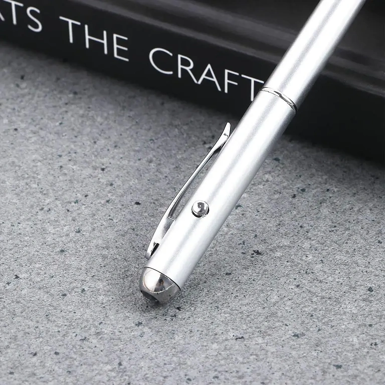 Hõbedane pastapliiats integreeritud valgusega, et sõnumid paistaksid pimedas