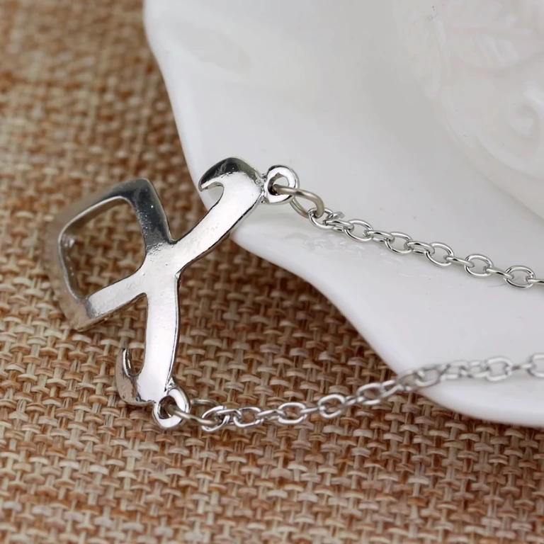 Inglesümboliga medaljon – City of Bones Fantaasia pandantii disain, põhineb Mortal Instruments'i sümbolitel