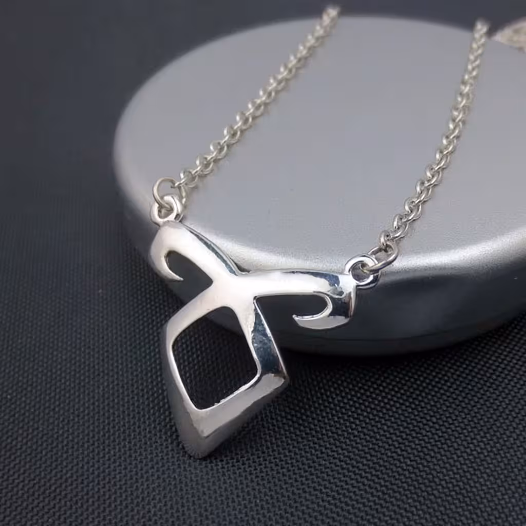 “The Mortal Instruments: City of Bones” riipusketi – ingliti, hõbedane kett, fantaasiastiil