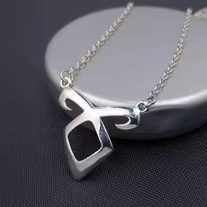 “The Mortal Instruments: City of Bones” riipusketi – ingliti, hõbedane kett, fantaasiastiil