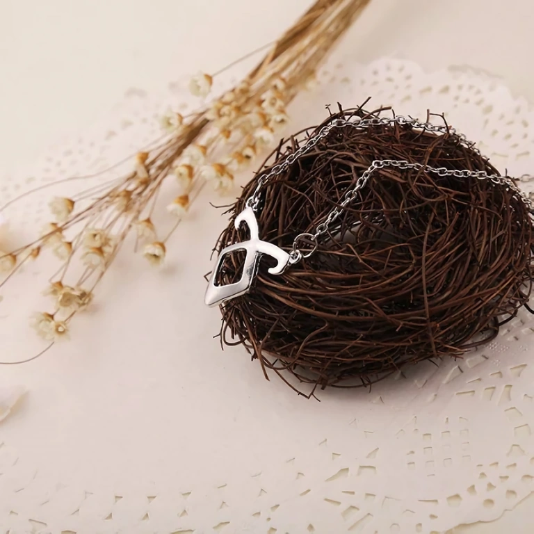 Rune-kaelakee – City of Bones, hõbedane värv Ruuniline medaljon inglisümboliga, filmist City of Bones