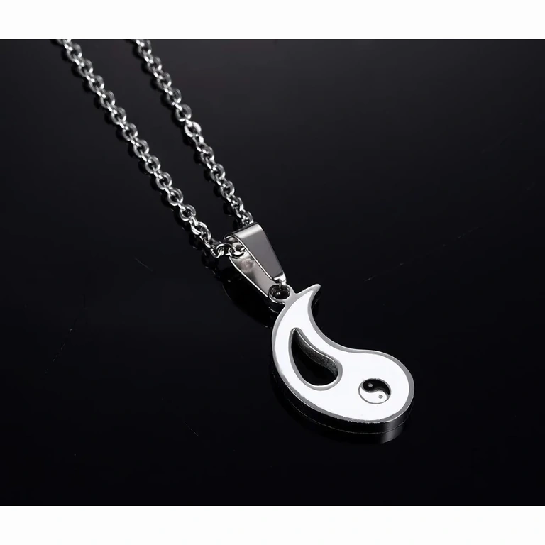 Yin Yang medaljon kaheks inimesele jagatud