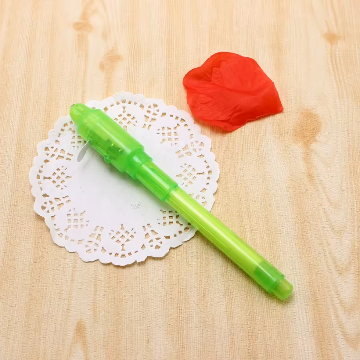 Spioonipastapliiats nähtamatuks tindiks, nähtav ainult ultraviolettvalguses