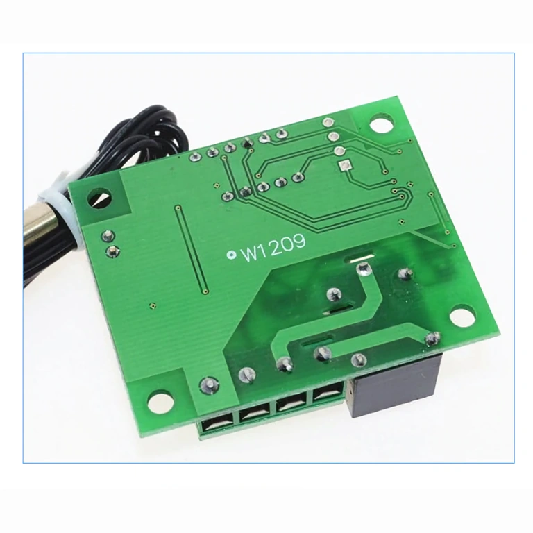 Pilt termostaadi tagaküljelt ühenduspinne