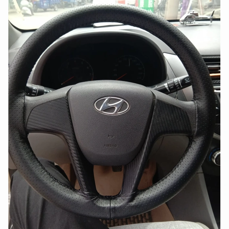 Must roolikate suure haarduvusega Must nahast roolikate tekstuuriga mugavaks juhtimiseks