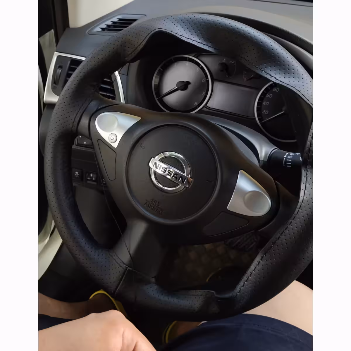 Käsitsi õmmeldud roolikate nõela ja niidiga