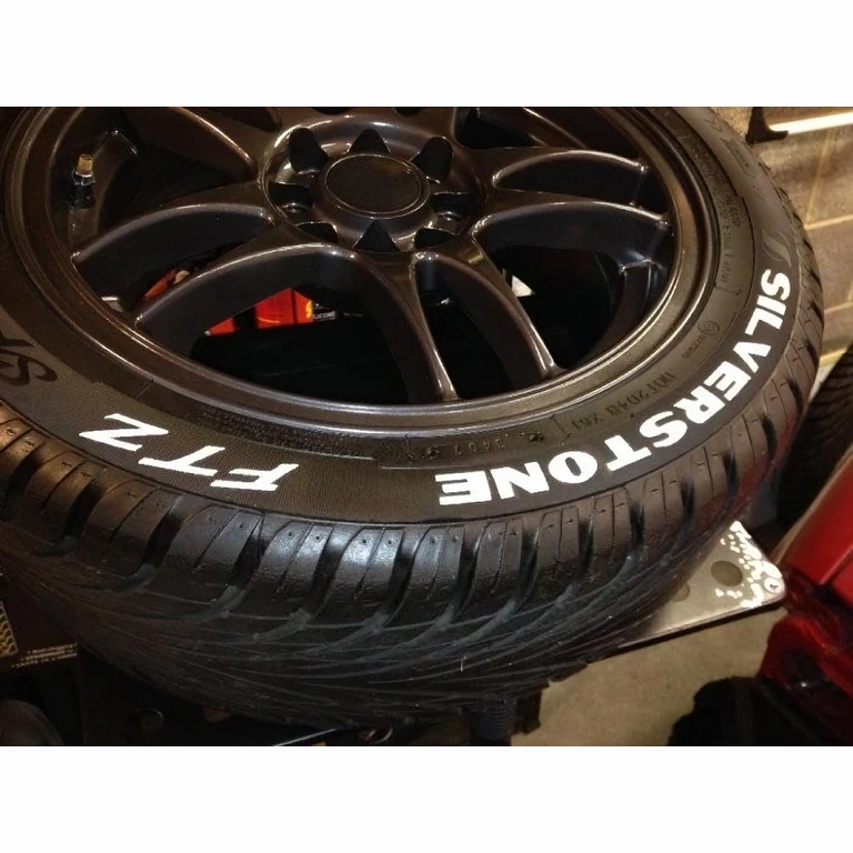 Püsiv valge marker kiire kuivamisega selgeks kirjutamiseks