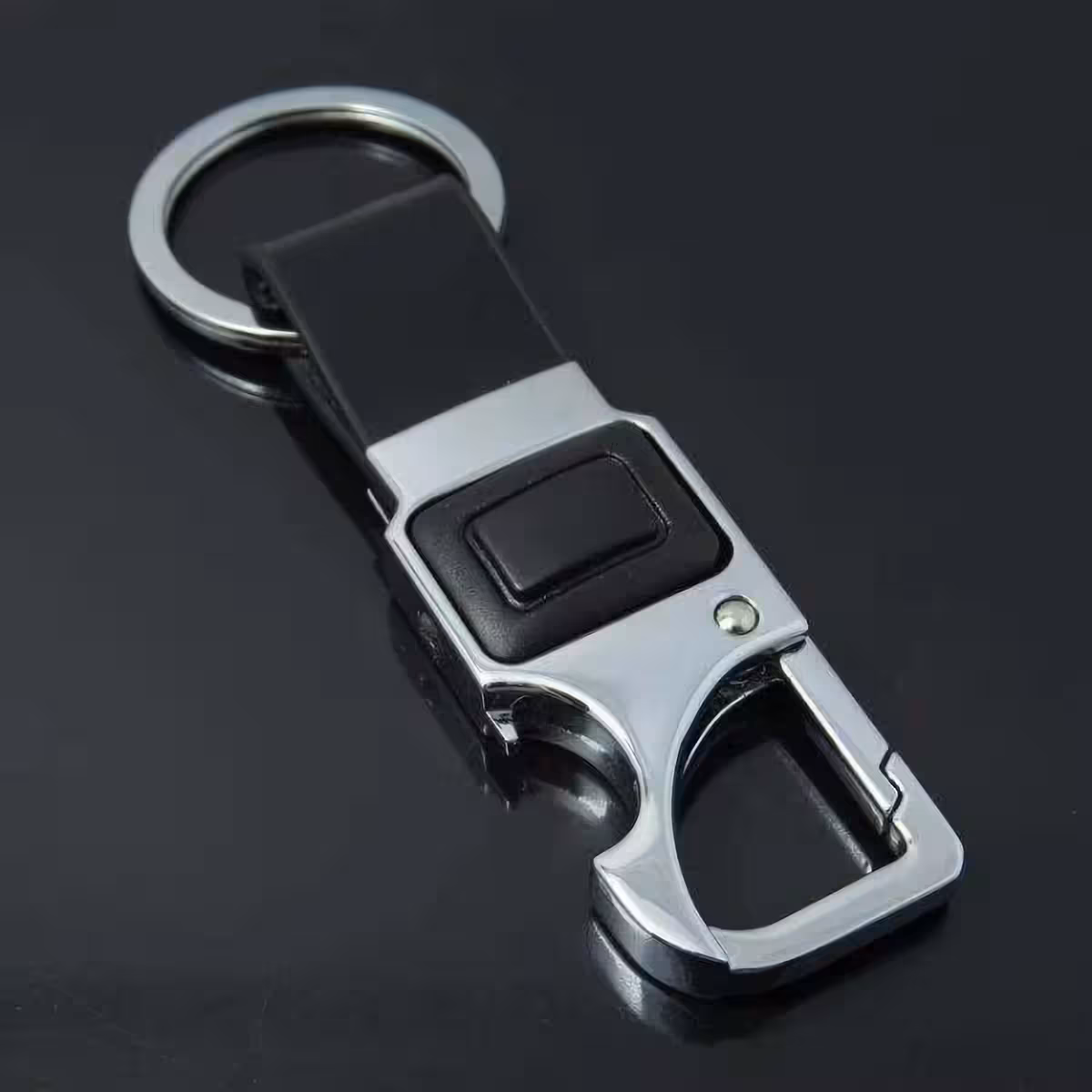 Nahast kingitus võtmehoidja karabiini, taskulambi ja rõngaga