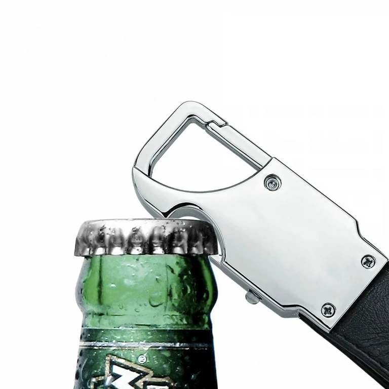 Nahast võtmehoidja pudeliavajaga Mustast nahast võtmehoidja integreeritud pudeliavajaga