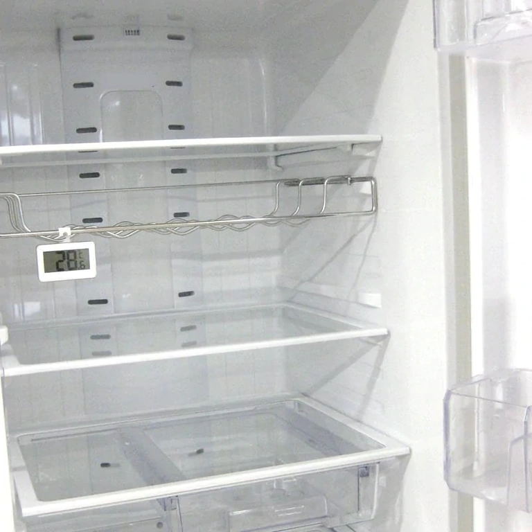 Elektrooniline termomeeter, vastupidav niiskusele vannitoas või köögis