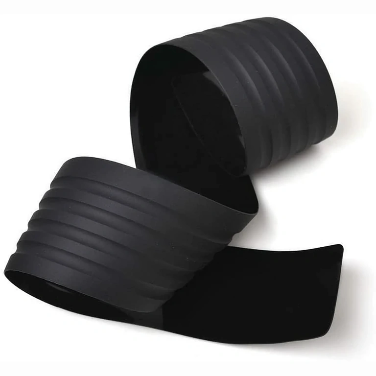 Kaitsev kummikaunistus auto pakiruumi servale