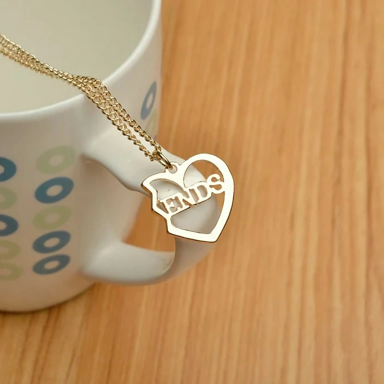 Kolm kuldset sõpruse kaelakeed – südameripatsid