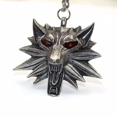 The Witcher Wild Hunt kaelakee – antiikhõbedane medaljon mustade või punaste silmadega