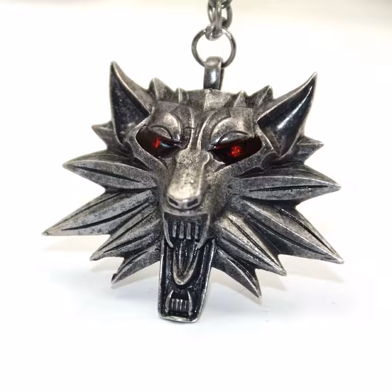 The Witcher Wild Hunt kaelakee – antiikhõbedane medaljon mustade või punaste silmadega