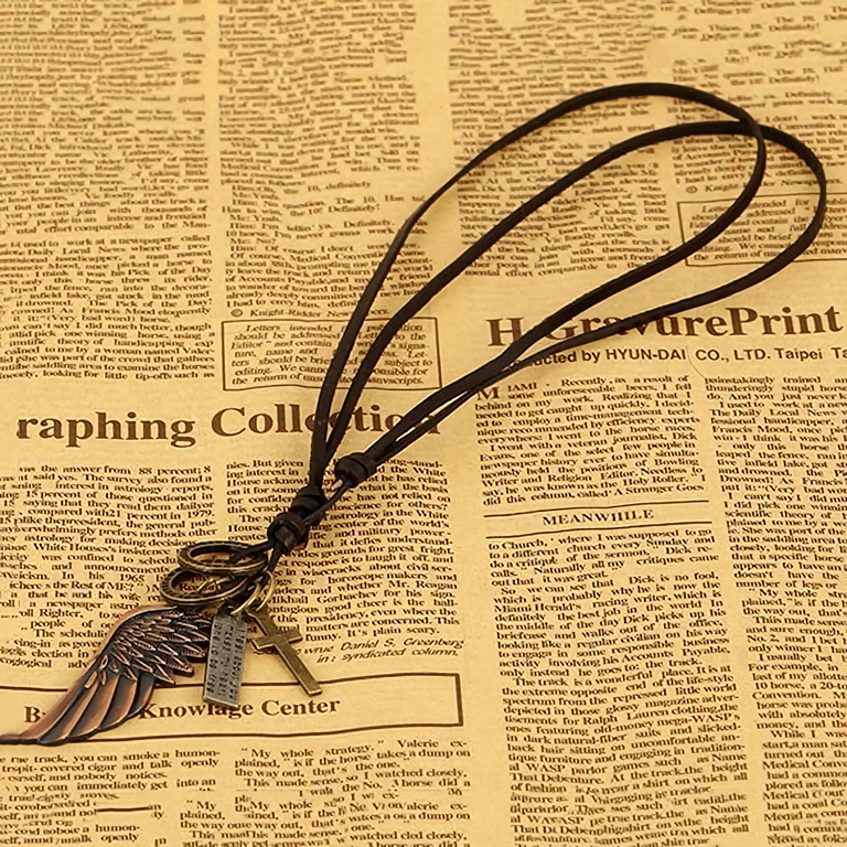 Mustast nahast ristikujuline kaelakee Mustast nahast ristiga ripatsiga kaelakee meestele