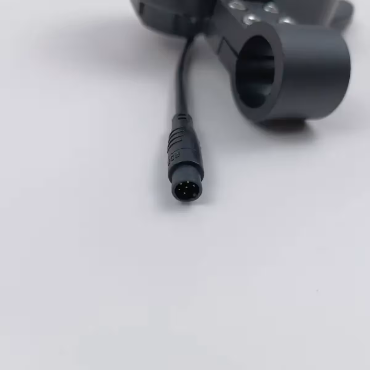 Ekraan kontrolleri ja kommunikatsioonikaabliga tõukeratta jaoks