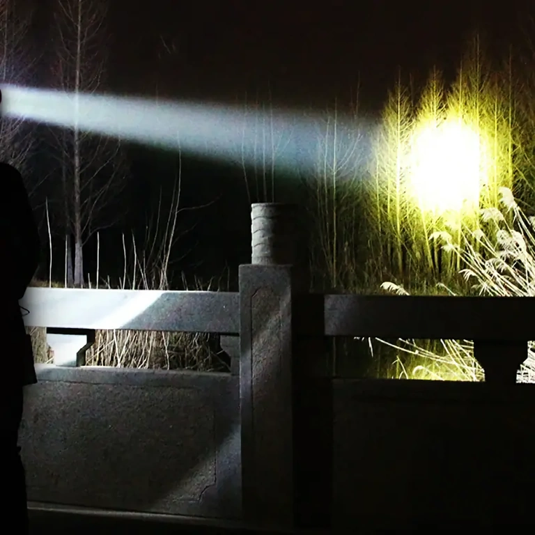 Veekindel LED esilatern akuga välitingimusteks