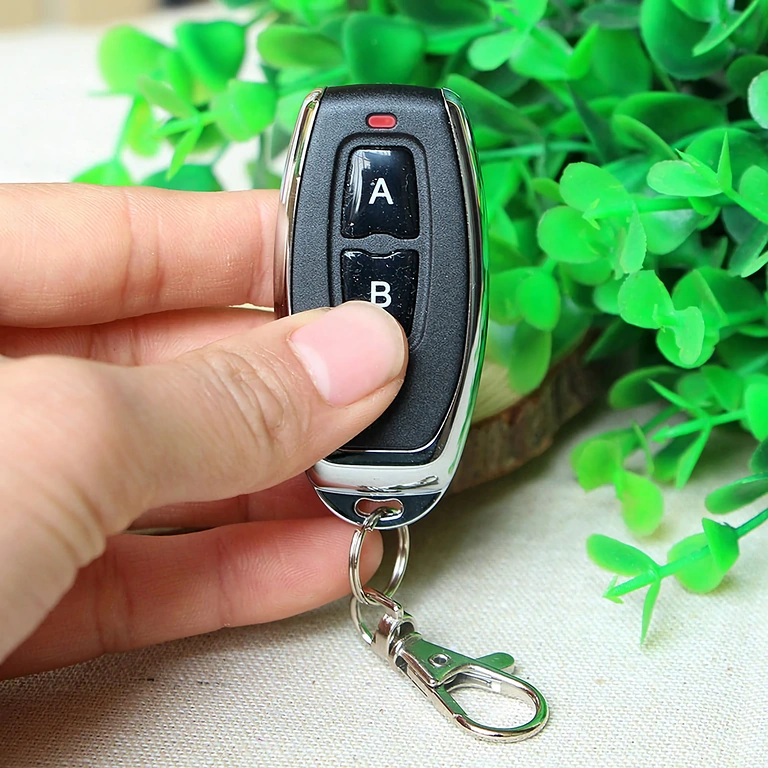 Kompaktne mudel kahe nupuga, töötab 433 MHz sagedusel, õppimiskood 1527