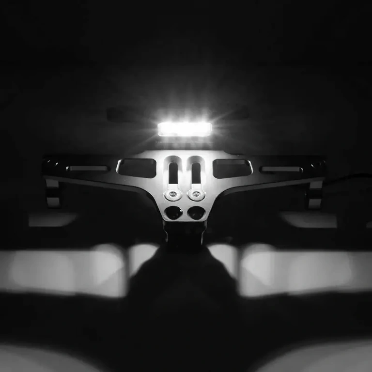 Must numbriplaadi hoidik, modernne disain