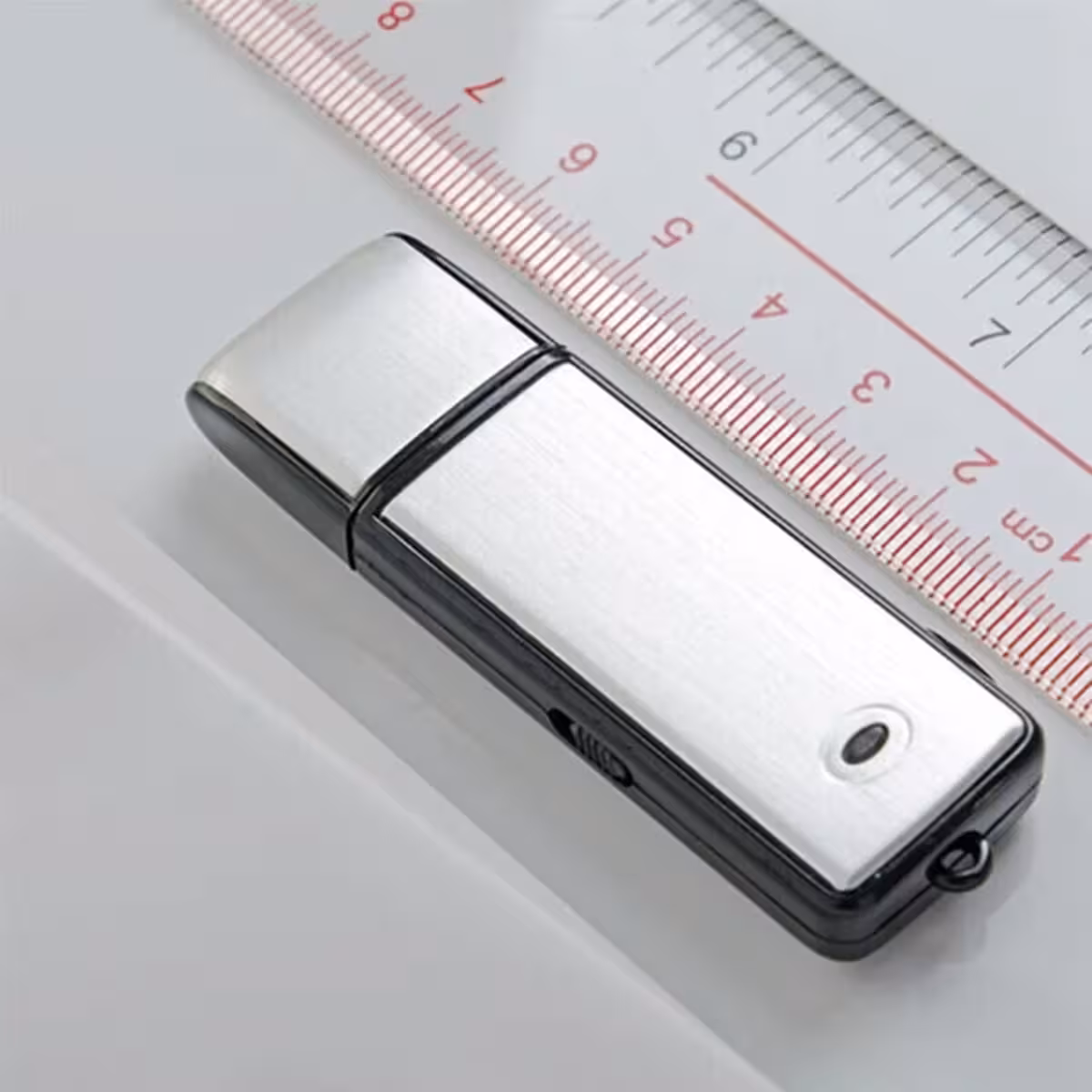 Diskreetne USB-mälupulk LED-indikaatorita salvestamiseks