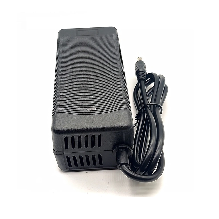 Kõrge jõudlusega laadija 36V–42V 3A laadija kõrge efektiivsusega ja madala energiatarbimisega