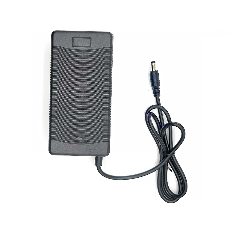 21V Li-Ion 2A laadija 250 cm kaabliga – ideaalne 18V Li-Ion akudele ja kaasaskantavatele seadmetele