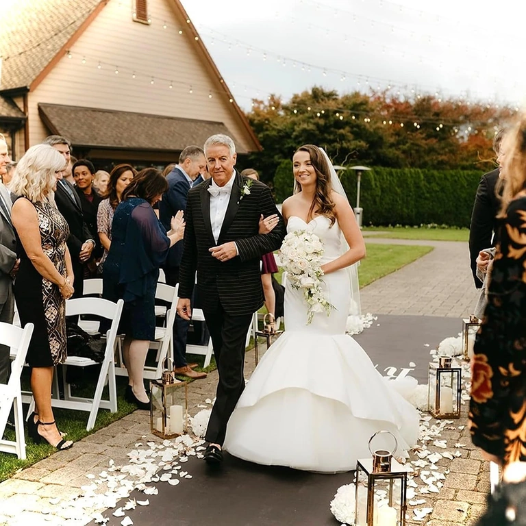 Valged lilled fotosessiooniks Valged kunstlikud õielehed romantiliste fotode jaoks