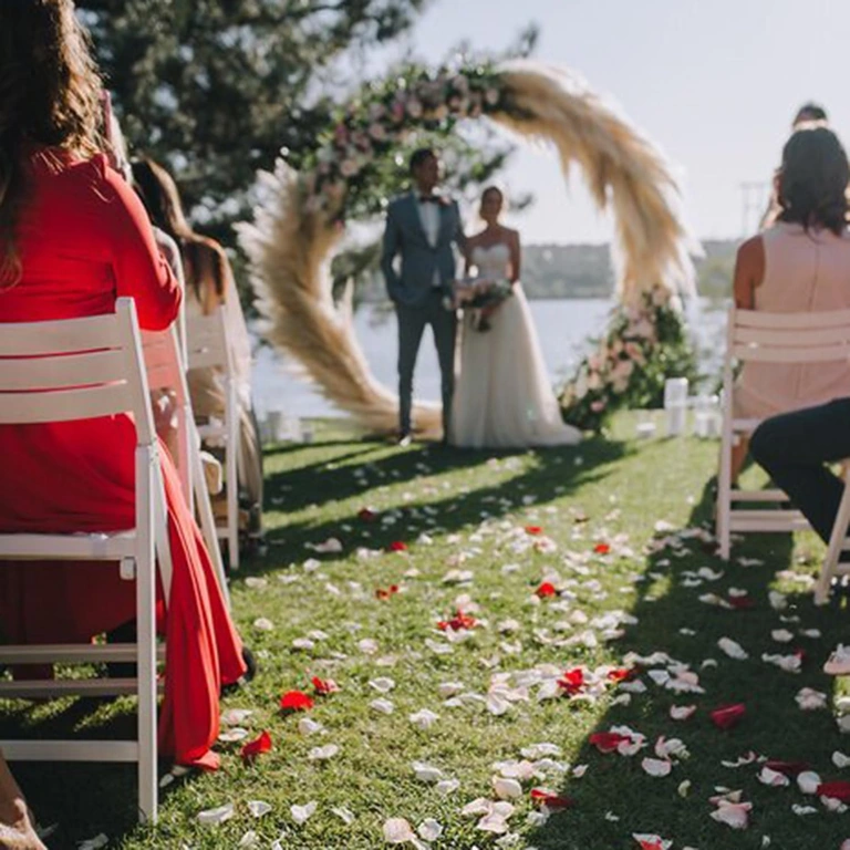 Romantiline dekoratsioon kunstlilledega Valged kunstlikud õielehed romantiliseks kaunistuseks armastuspäeval