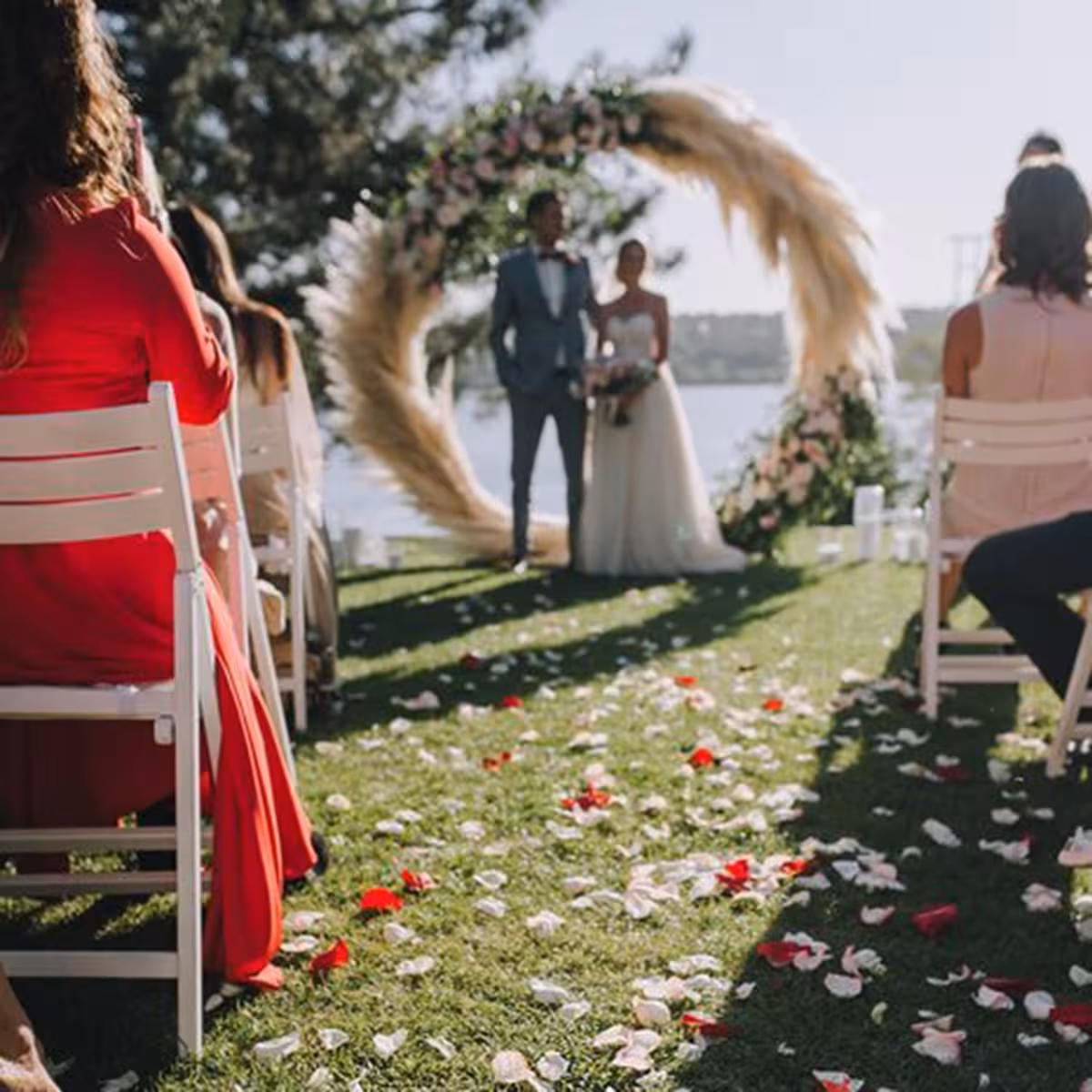 Valged kunstlikud õielehed romantiliseks kaunistuseks armastuspäeval