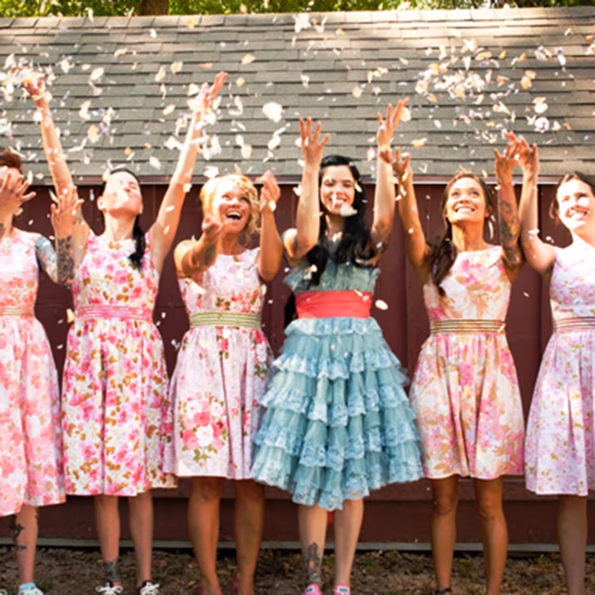 Valged kunstlikud õielehed pulmadeks, aastapäevadeks või pidustusteks