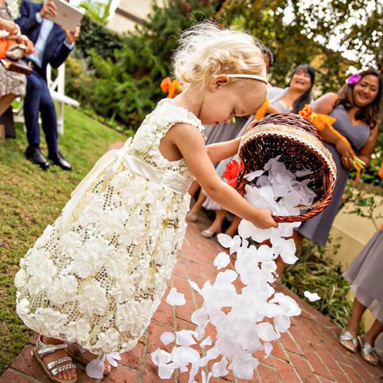 Pulmadekoratsioon valgete lilledega Kunstlikud valged õielehed kasutamiseks pulmakuuri kaunistamiseks