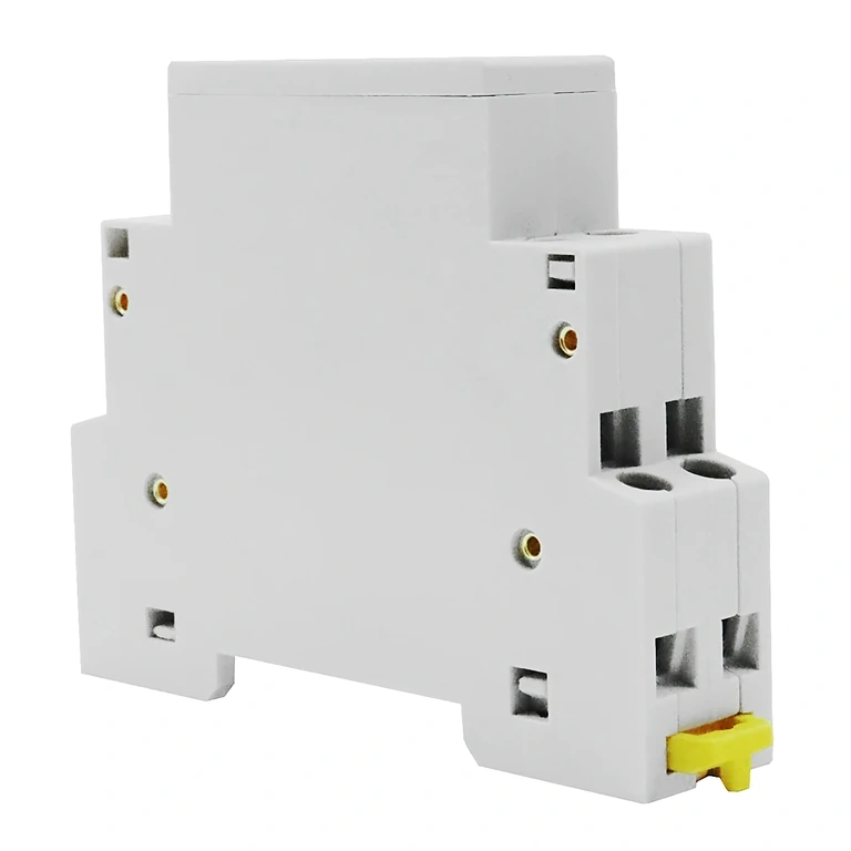 Kolmes faasis digitaalvoltmeeter paigaldatud DIN-rööbastele elektrilistes paneelides