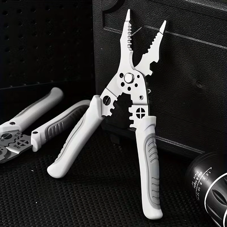 Kaabli eemaldamise jaoks kalibreeritud augud Kalibreeritud augud erineva paksusega juhtmete täpseks paljastamiseks