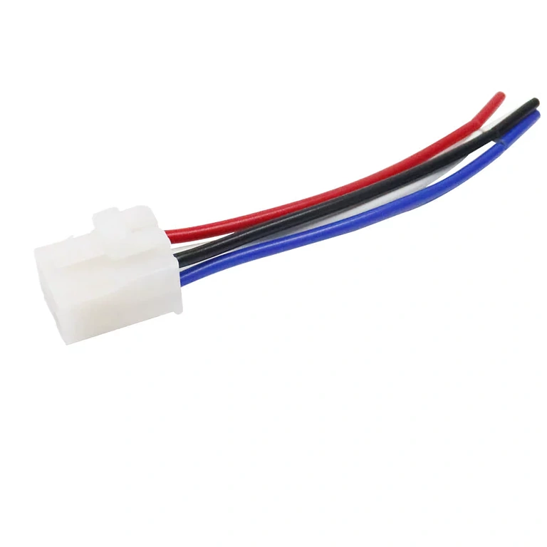 12V 4-pinniline auto relee sokkli ja paigaldatud detail